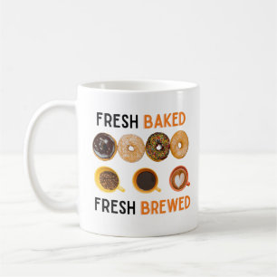 Verse bakte verse gebrouwen donuts en koffie koffiemok