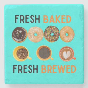 Verse bakte verse gebrouwen donuts en koffie stenen onderzetter