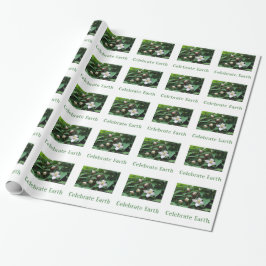 verse bloemen en groene bladeren. Earthy Day Cadeaupapier