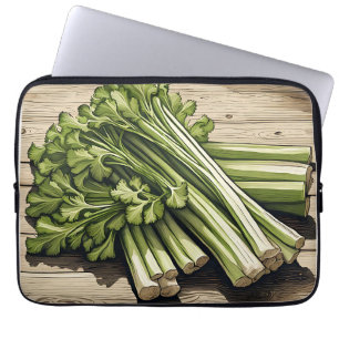 Verse bos selderij op hout laptop sleeve