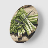 Verse bos selderij op hout ronde klok (Hoek)