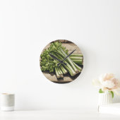 Verse bos selderij op hout ronde klok (Huis)