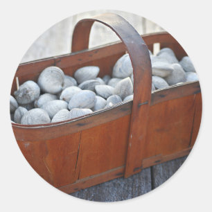 Verse Clams in het Engels Wooden Basket Ronde Sticker