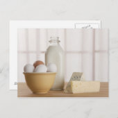Verse eierenkaas en melk op de toonbank briefkaart (Voorkant / Achterkant)