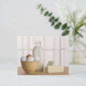 Verse eierenkaas en melk op de toonbank briefkaart (Staand voorkant)