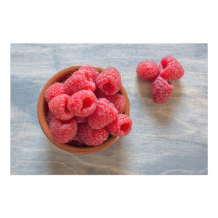 Verse frambozen in een kom foto afdruk