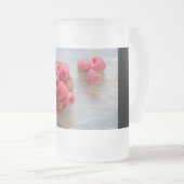 Verse frambozen in een kom matglas bierpul (Voorkant rechts)