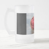 Verse frambozen in een kom matglas bierpul (Links)