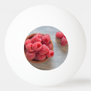 Verse frambozen in een kom pingpongbal