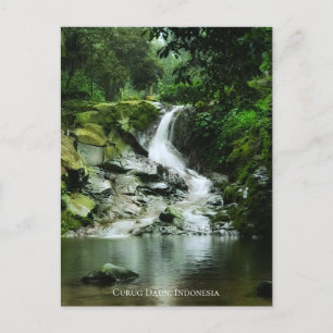 Verse frisse groene natuurlijke waterval briefkaart