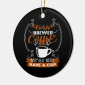 verse gebrouwkoffie hier is een kop keramisch ornament (Links)