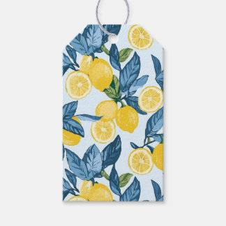 Verse gele citroenboomgaard op blauwe achtergrond cadeaulabel