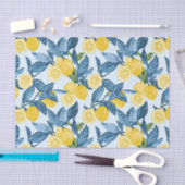 Verse gele citroenboomgaard op blauwe achtergrond tissuepapier (Craft)