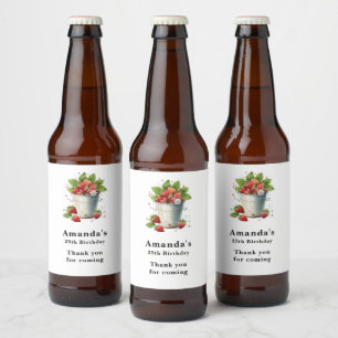 Verse geplukte aardbeien in een emmer bier etiket
