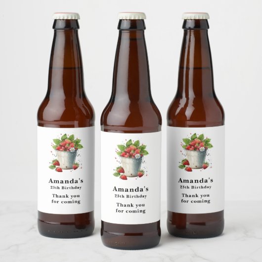 Verse geplukte aardbeien in een emmer bier etiket (Flessen)