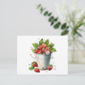 Verse geplukte aardbeien in een emmer briefkaart (Staand voorkant)