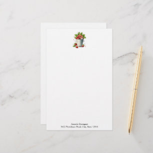 Verse geplukte aardbeien in een emmer briefpapier