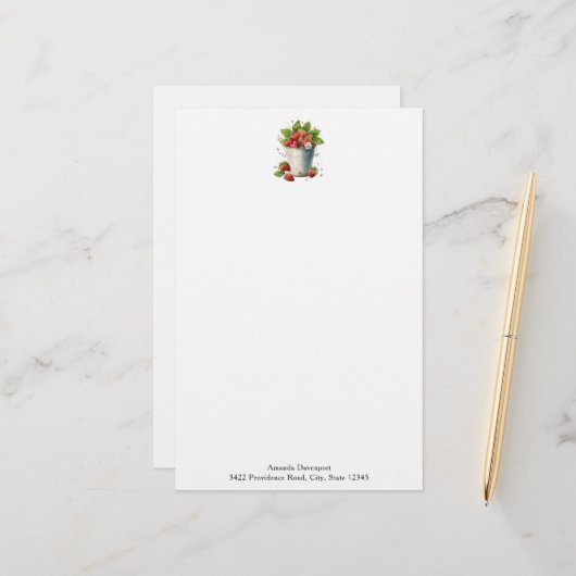 Verse geplukte aardbeien in een emmer briefpapier (Voorkant / Achterkant in situ)