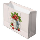 Verse geplukte aardbeien in een emmer groot cadeauzakje (Voorkant Gekanteld)
