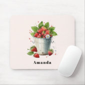 Verse geplukte aardbeien in een emmer muismat (Met muis)