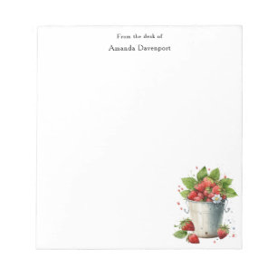 Verse geplukte aardbeien in een emmer notitieblok