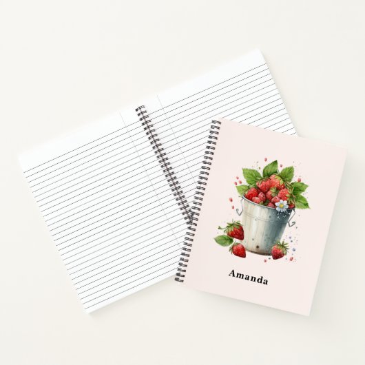 Verse geplukte aardbeien in een emmer notitieboek (Binnen)