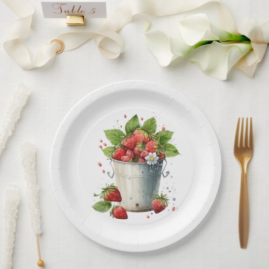Verse geplukte aardbeien in een emmer papieren bordje (Huwelijk)