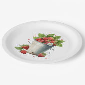 Verse geplukte aardbeien in een emmer papieren bordje (Gekanteld)