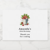 Verse geplukte aardbeien in een emmer sparkling wijnetiket (Enkel label)