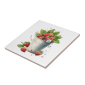 Verse geplukte aardbeien in een emmer tegeltje (Zijkant)