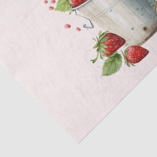 Verse geplukte aardbeien in een emmer tissuepapier (Detail)