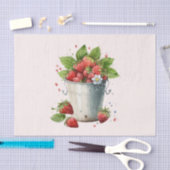 Verse geplukte aardbeien in een emmer tissuepapier (Craft)