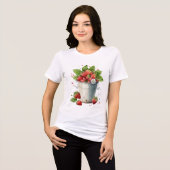 Verse geplukte aardbeien in een emmer Tri-Blend shirt (Voorkant volledig)