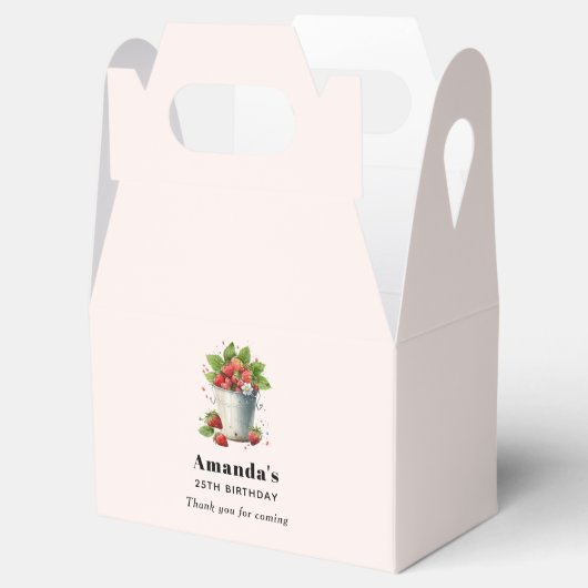 Verse geplukte aardbeien in een emmer Verjaardag Bedankdoosjes (Geopend)