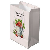 Verse geplukte aardbeien in een emmer Verjaardag Medium Cadeauzakje (Achterkant Gekanteld)