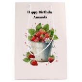 Verse geplukte aardbeien in een emmer Verjaardag Medium Cadeauzakje (Voorkant)