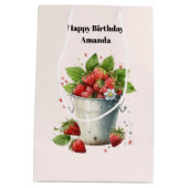 Verse geplukte aardbeien in een emmer Verjaardag Medium Cadeauzakje (Achterkant)
