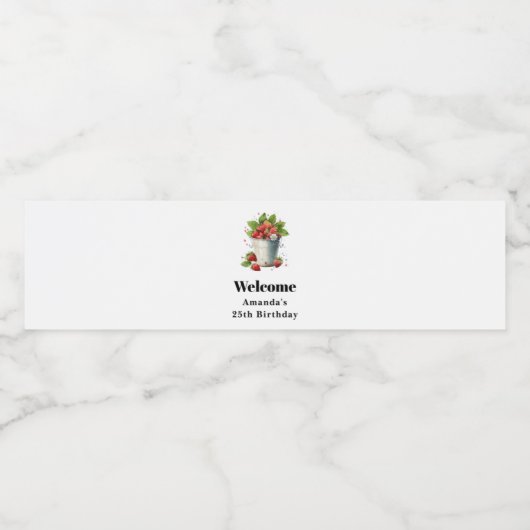 Verse geplukte aardbeien in een emmer Verjaardag Waterfles Etiket (Enkel label)