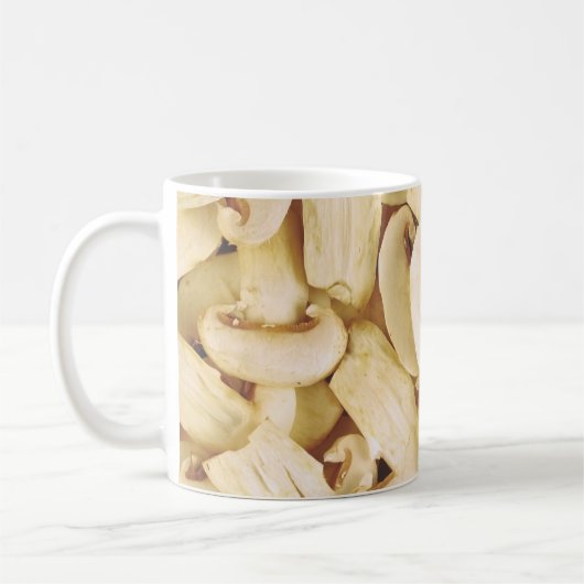 Verse gesneden champignons koffiemok (Links)