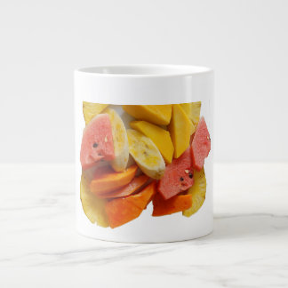 verse gezonde vruchten grote koffiekop