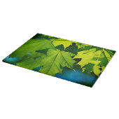 Verse groene esdoornbladeren snijplank (Hoek)