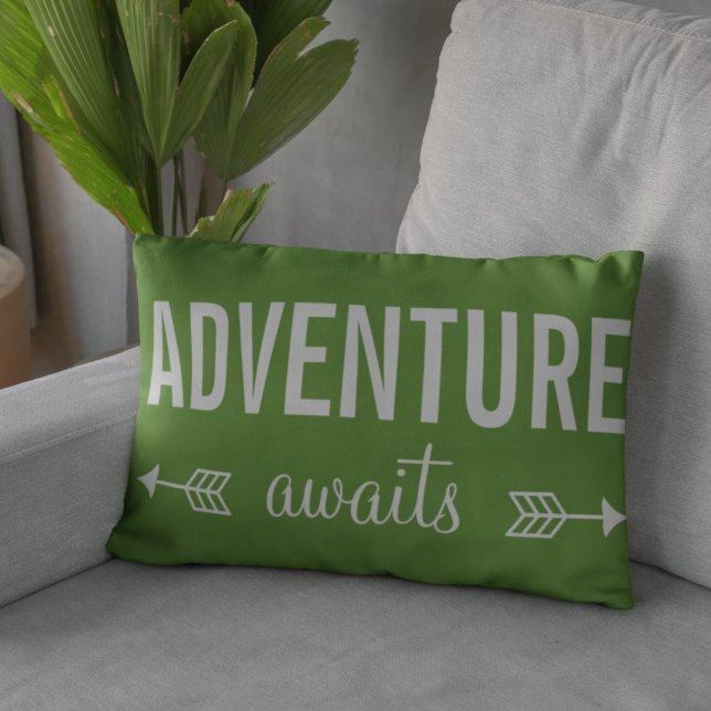 Verse Groene Lettertypografie Avontuur Zoeker Accent Kussen (Creator heeft geüpload)