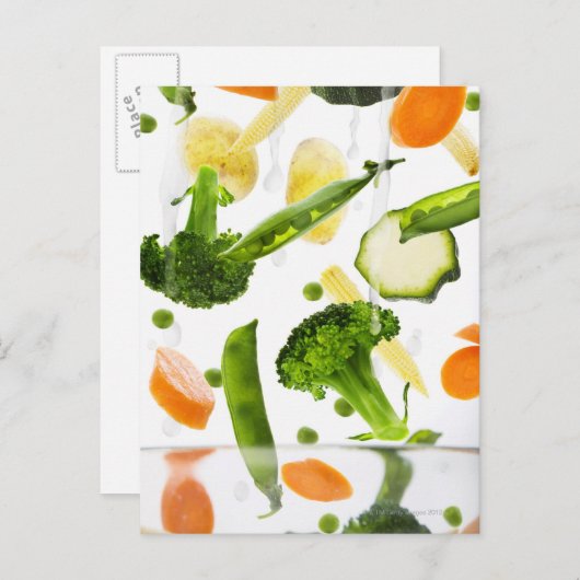 Verse groenten met water dat in een kom valt briefkaart (Voorkant / Achterkant)