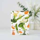 Verse groenten met water dat in een kom valt briefkaart (Staand voorkant)