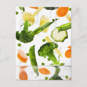 Verse groenten met water dat in een kom valt briefkaart