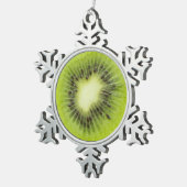 Verse kiwi's. Ronde segmentafsluiting geïsoleerd Tin Sneeuwvlok Ornament (Rechts)