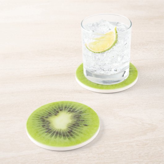 Verse kiwi's. Ronde segmentafsluiting geïsoleerd Zandsteen Onderzetter (Zijkant)