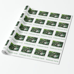 verse lentedebloemen en groene bladeren. Aardse Da Cadeaupapier