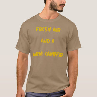 Verse lucht en een warm kampvuur Kamperende jongen T-shirt