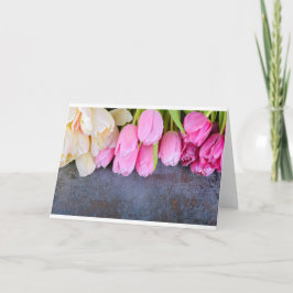 Verse pinke tulpen op grijze stenen achtergrond kaart